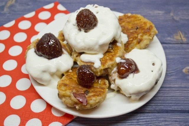 Сырники с овсяными хлопьями и яблоками Сырники с овсяными хлопьями и яблоками