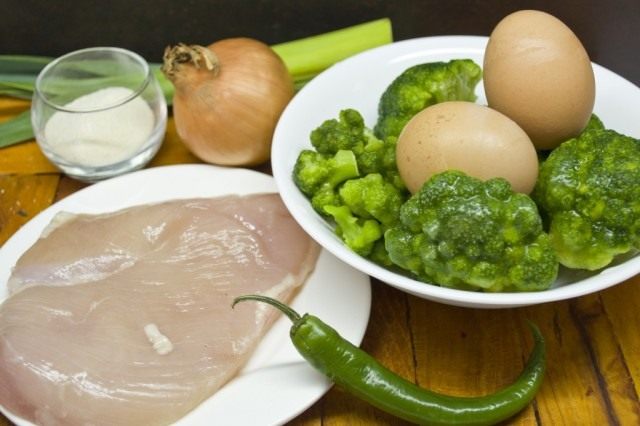 Ингредиенты для приготовления запеканки с брокколи и куриным филе