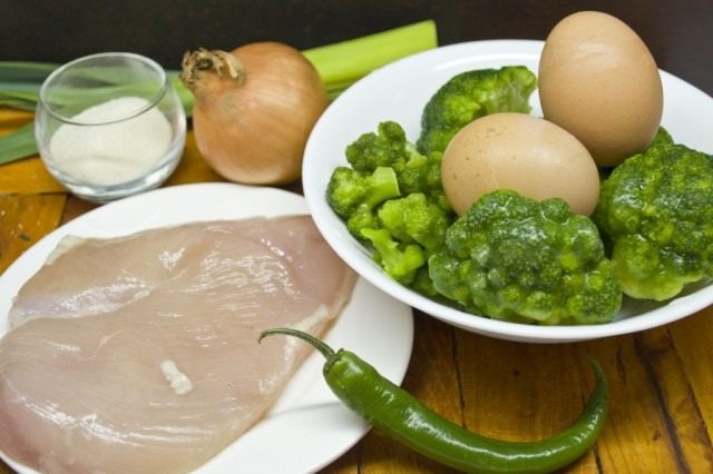 Ингредиенты для приготовления запеканки с брокколи и куриным филе Ингредиенты для приготовления запеканки с брокколи и куриным филе