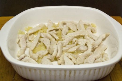 Обжаренное куриное филе выкладываем в форму для запекания Обжаренное куриное филе выкладываем в форму для запекания