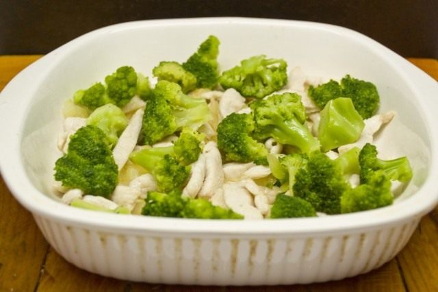 Добавляем брокколи к куриному филе Добавляем брокколи к куриному филе