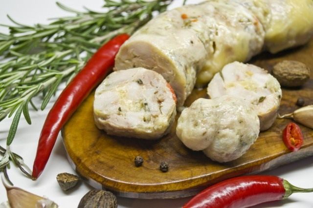 Варёная колбаса из индейки с розмарином и сыром Варёная колбаса из индейки с розмарином и сыром
