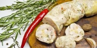 Варёная колбаса из индейки с розмарином и сыром