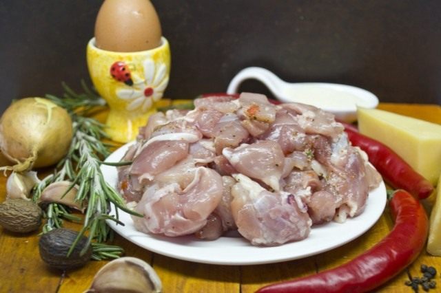 Ингредиенты для варёной колбасы из индейки с розмарином и сыром Ингредиенты для варёной колбасы из индейки с розмарином и сыром
