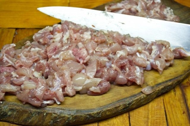 Мясо индейки нарезаем крупными кусками, солим, перчим и ставим мариноваться