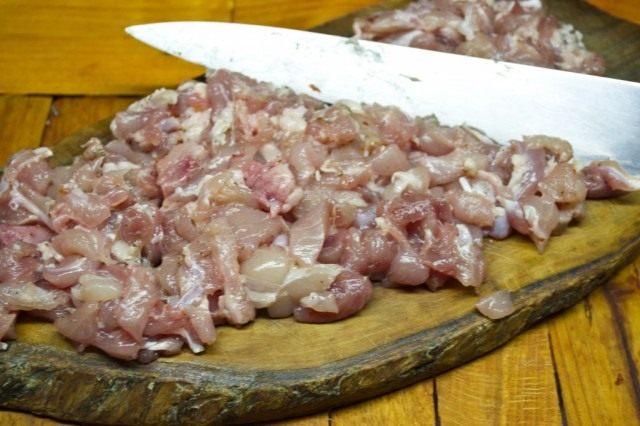 Мясо индейки нарезаем крупными кусками, солим, перчим и ставим мариноваться Мясо индейки нарезаем крупными кусками, солим, перчим и ставим мариноваться