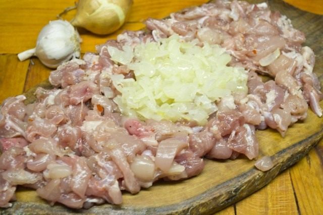В маринованное мясо добавляем обжаренный лук. Перемешиваем фарш В маринованное мясо добавляем обжаренный лук. Перемешиваем фарш