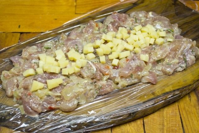 Выкладываем фарш на пищевую плёнку и в центр выкладываем нарезанный сыр Выкладываем фарш на пищевую плёнку и в центр выкладываем нарезанный сыр
