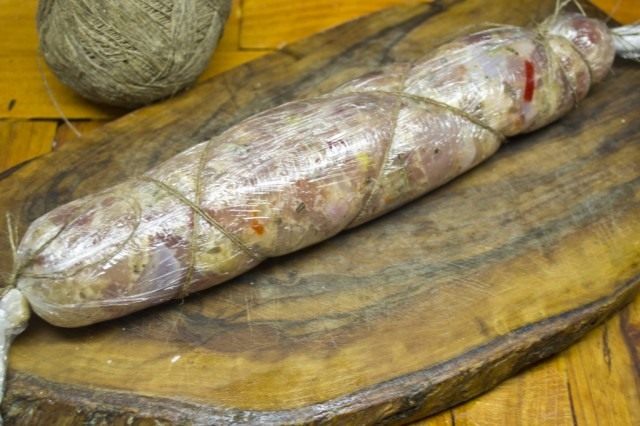 Сворачиваем и обвязываем колбаску Сворачиваем и обвязываем колбаску