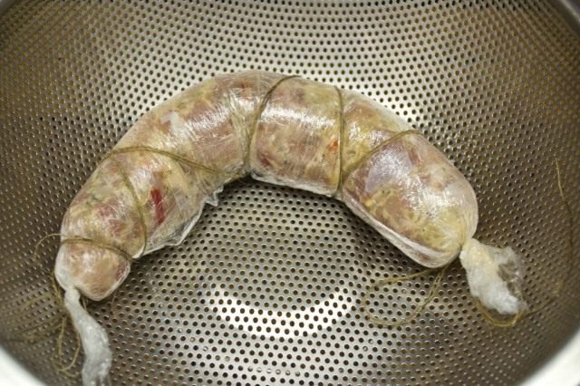 Готовим колбасу из индейки с розмарином и сыром на пару Готовим колбасу из индейки с розмарином и сыром на пару