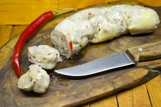 Готовую варёную колбасу из индейки с розмарином и сыром остужаем, снимаем плёнку и подаем нарезав ломтиками Готовую варёную колбасу из индейки с розмарином и сыром остужаем, снимаем плёнку и подаем, нарезав ломтиками