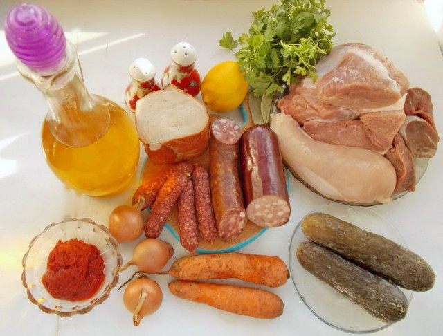 Ингредиенты для приготовления мясной сборной солянки Ингредиенты для приготовления мясной сборной солянки
