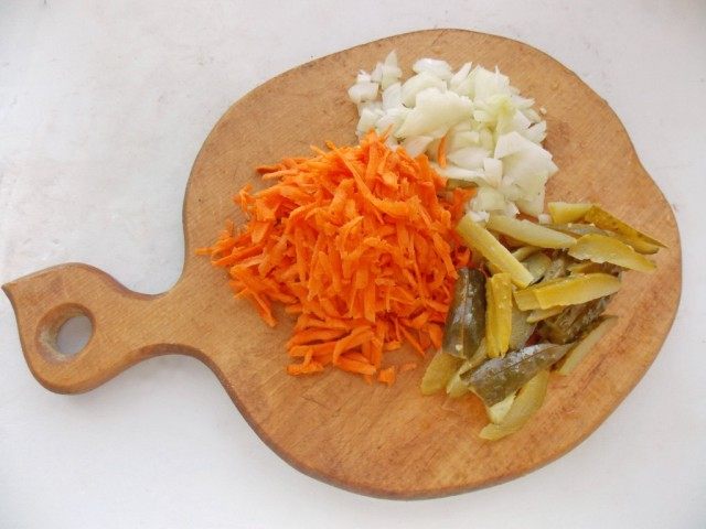 Нарезаем овощи для зажарки