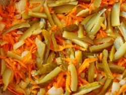 Добавляем к луку и моркови солёные огурцы Добавляем к луку и моркови солёные огурцы