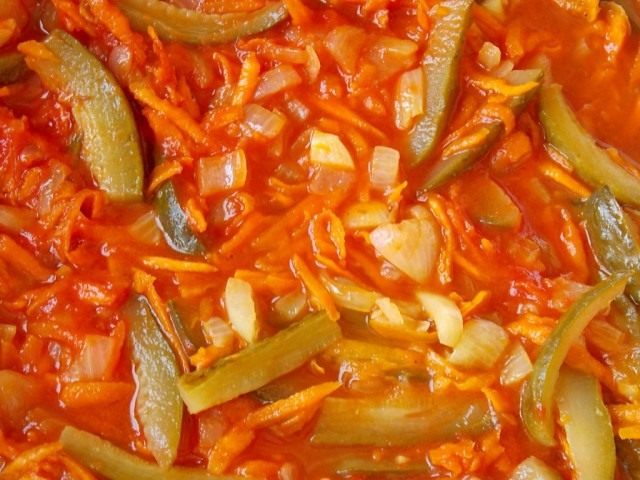 Добавляем томатную пасту и обжариваем еще 3-4 минуты