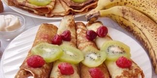 Заварные блины на кефире с фруктами и взбитыми сливками