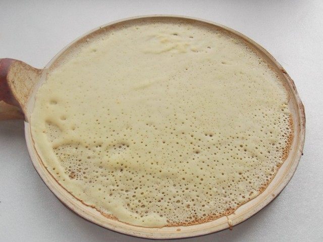 На раскалённую, смазанную маслом, сковороду наливаем тесто На раскалённую, смазанную маслом, сковороду наливаем тесто