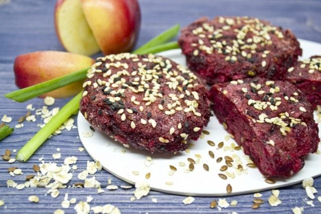 Котлеты из свёклы с яблоками и семенами льна Котлеты из свёклы с яблоками и семенами льна