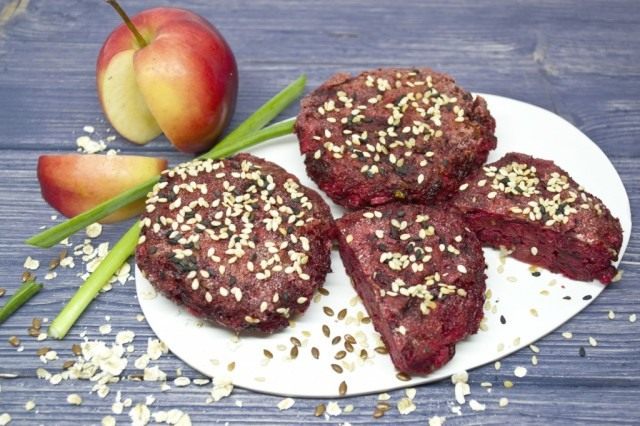 Котлеты из свёклы с яблоками и семенами льна Котлеты из свёклы с яблоками и семенами льна
