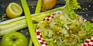 Постный картофельный салат с сельдереем и яблоком