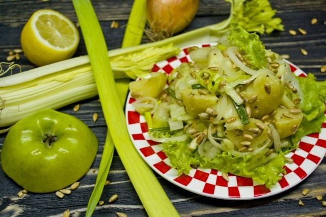 Постный картофельный салат с сельдереем и яблоком Постный картофельный салат с сельдереем и яблоком