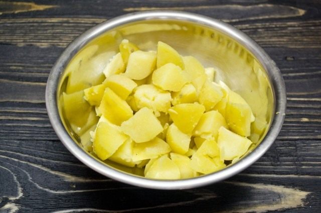 Нарезаем крупными кубиками отваренный в мундире картофель Нарезаем крупными кубиками отваренный в мундире картофель