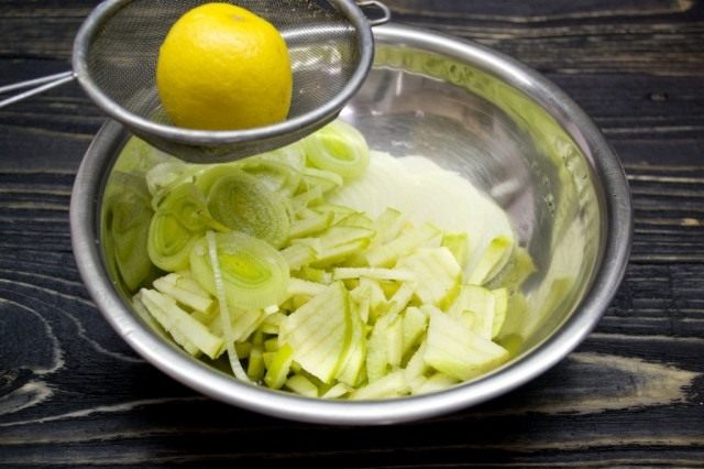 В отдельную миску нарезаем репчатый лук, лук-порей и кислое зелёное яблоко В отдельную миску нарезаем репчатый лук, лук-порей и кислое зелёное яблоко