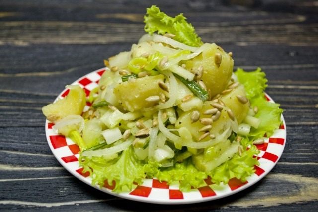 Постный картофельный салат с сельдереем и яблоком Постный картофельный салат с сельдереем и яблоком