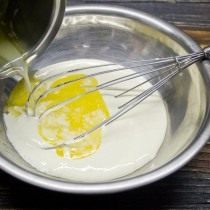Растираем желтки с сахаром, добавляем сливочное масло