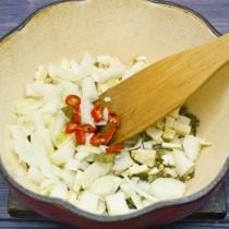 Обжариваем корневой сельдерей, репчатый лук, перец чили Обжариваем корневой сельдерей, репчатый лук, перец чили