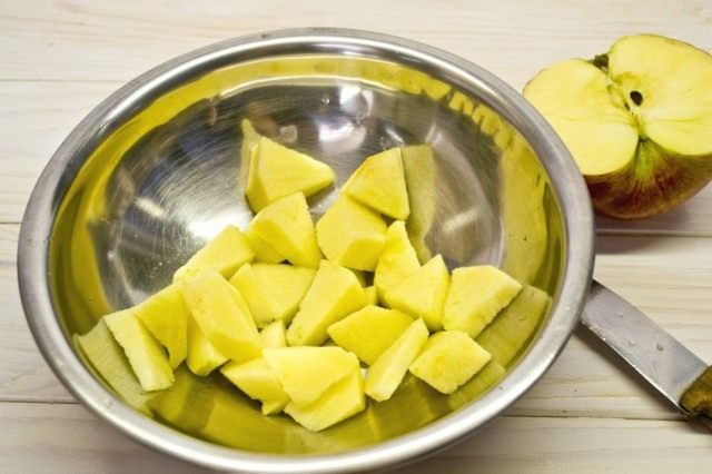 Очищаем и нарезаем яблоки Очищаем и нарезаем яблоки