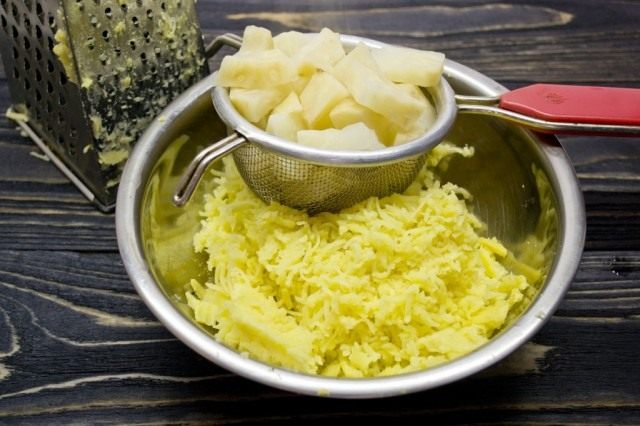 Пропускаем отваренные картофель и корневой сельдерей через пресс Пропускаем отваренные картофель и корневой сельдерей через пресс