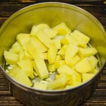 Обжариваем порубленную головку репчатого лука, зубчики чеснока и кубики картофеля Обжариваем порубленную головку репчатого лука, зубчики чеснока и кубики картофеля