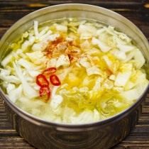 Добавляем острые нотки жёлтому супу и заливаем куриным бульоном Добавляем острые нотки жёлтому супу и заливаем куриным бульоном