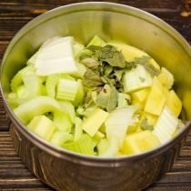 Кладём сушеные листья карри и заливаем куриным бульоном Кладём сушеные листья карри и заливаем куриным бульоном