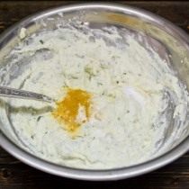 Добавляем соду, соль и небольшую щепотку куркумы Добавляем соду, соль и небольшую щепотку куркумы