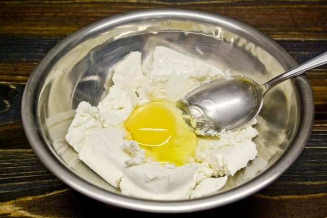 Нежирный свежий творог смешиваем с сырым куриным яйцом
