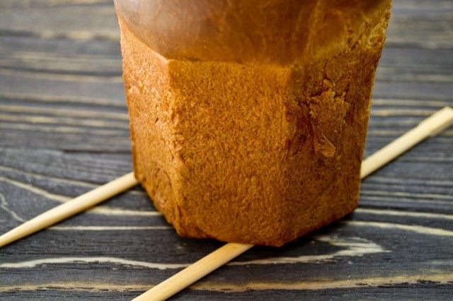 Готовый кулич вынимаем из формы и даём остыть Готовый кулич вынимаем из формы и даём остыть