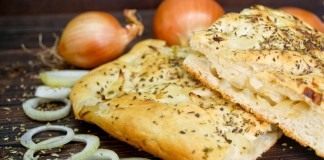 Постный хлеб с луком в духовке – итальянская фокачча