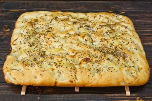 Постный хлеб с луком в духовке – итальянская фокачча