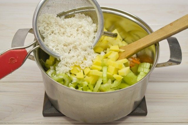 Добавляем картофель и рис Добавляем картофель и рис