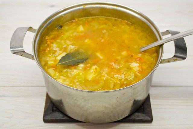 Когда рис разварится, снимаем кастрюлю с огня Когда рис разварится, снимаем кастрюлю с огня