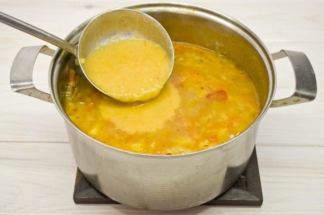 Смешиваем оставшийся суп с измельченными продуктами – получаем минестроне Смешиваем оставшийся суп с измельченными продуктами – получаем минестроне