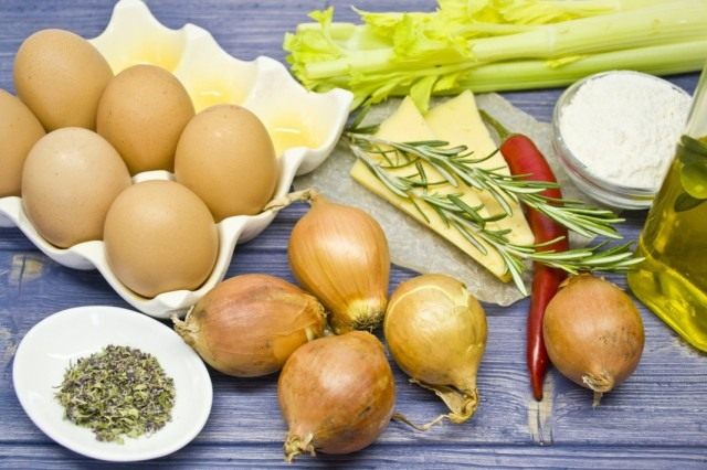 Ингредиенты для приготовления пирога с луком и яйцом Ингредиенты для приготовления пирога с луком и яйцом