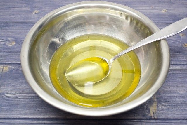 Кипятим воду, добавляем в неё соль и оливковое масло