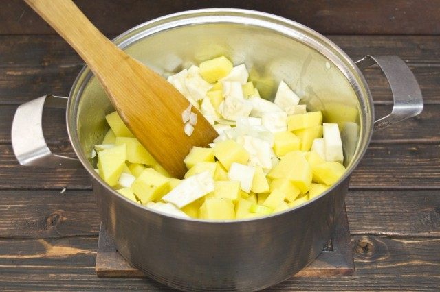 Добавляем корень сельдерея и картофель Добавляем корень сельдерея и картофель