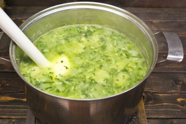 Добавляем соль и измельчаем блендером Добавляем соль и измельчаем блендером