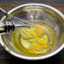 Смешиваем куриные яйца и растительное масло Смешиваем куриные яйца и растительное масло