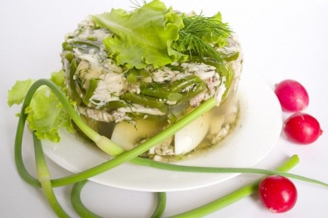 Холодец из курицы со стрелками чеснока Холодец из курицы со стрелками чеснока
