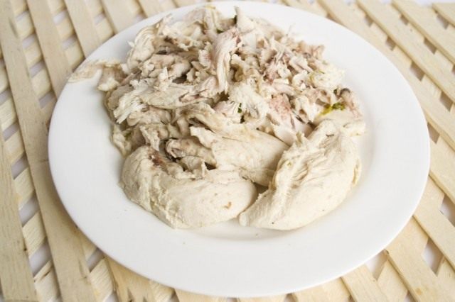 Отвариваем куриное мясо Отвариваем куриное мясо